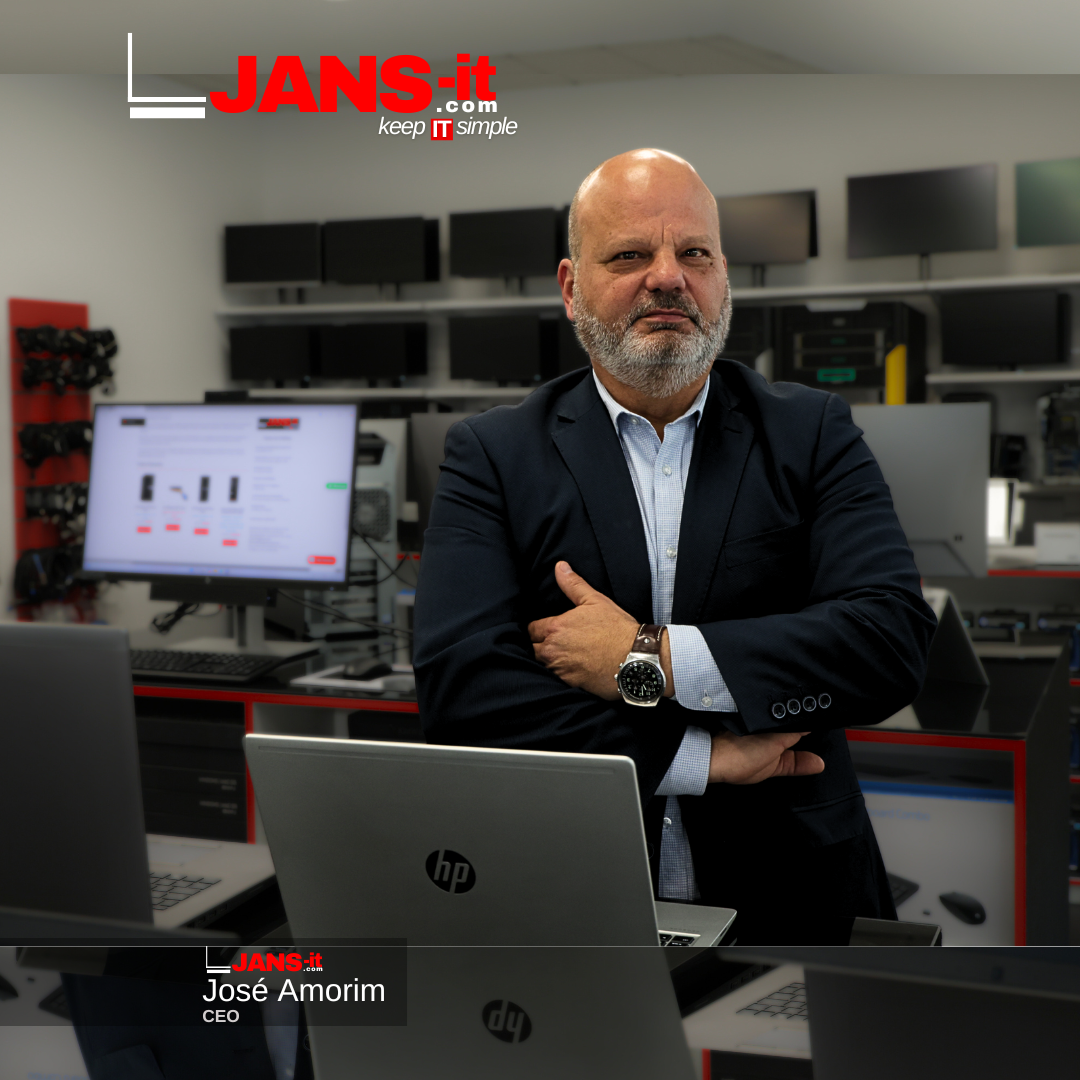 José Amorim, CEO de JANS Informática, y el equipo elegido: Toshiba Z30-E.