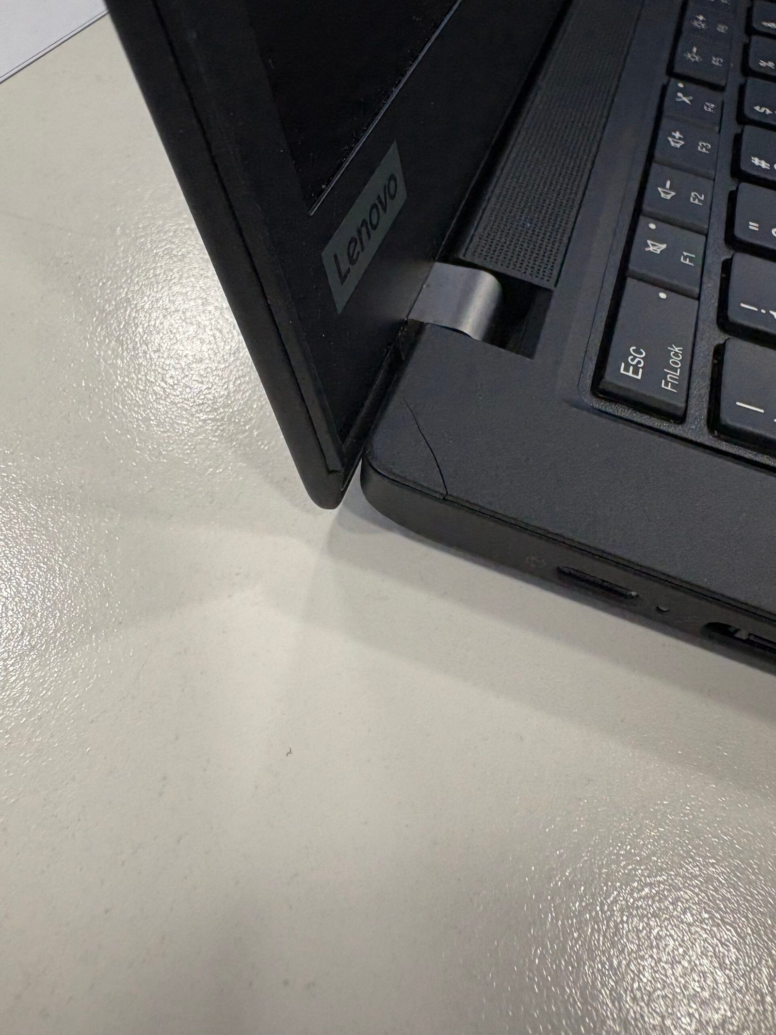 Portátil Lenovo ThinkPad T14 i7-10610u recondicionado JANSit – Fotografia real do portátil empresarial de 14 polegadas em bom estado estético, exibindo o ecrã ligado e o icónico TrackPoint vermelho. Com garantia JANSit.